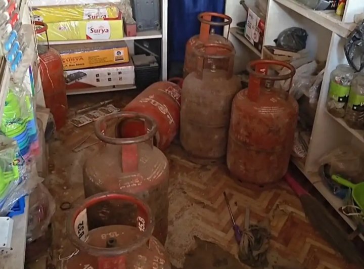 दुकान से बरामद सिलेंडर।